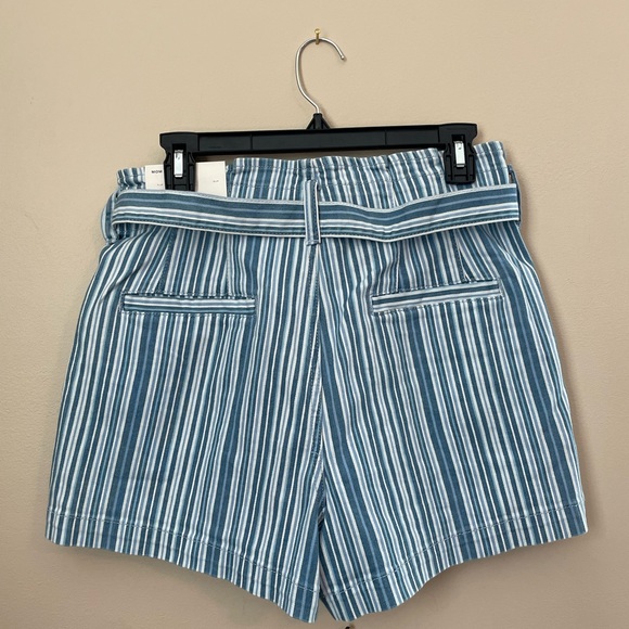 NWT high-waisted American Eagle mom shorts // swipe to see unfiltered raw color - Picture 5 of 6
